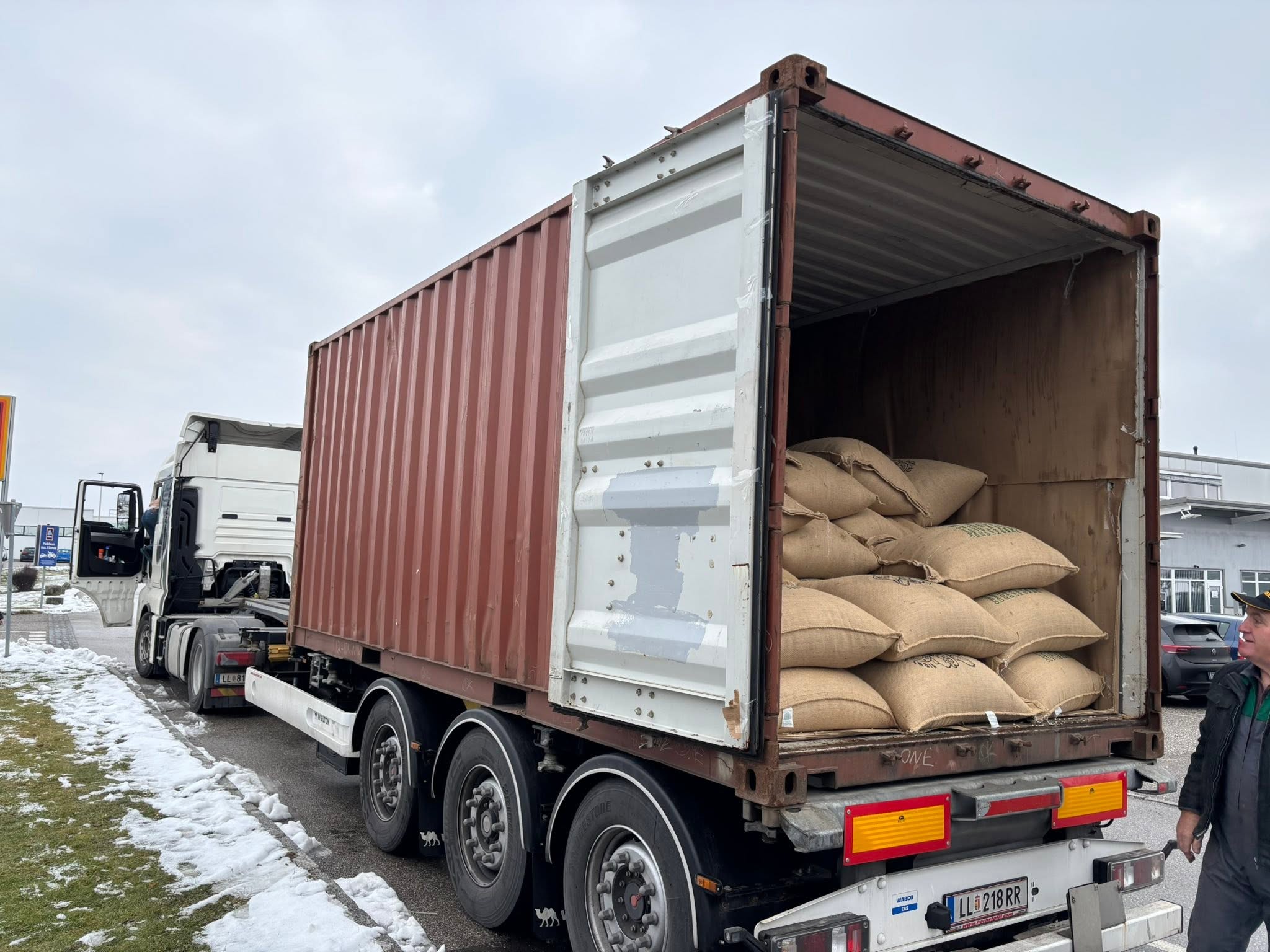 Container-Entladung Rohkaffee Indien